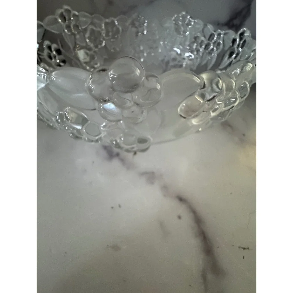 Gorgeous Vintage Clear Glass Floral Fruit Bowl Leaf Scalloped‎ Rim Centerpiece
